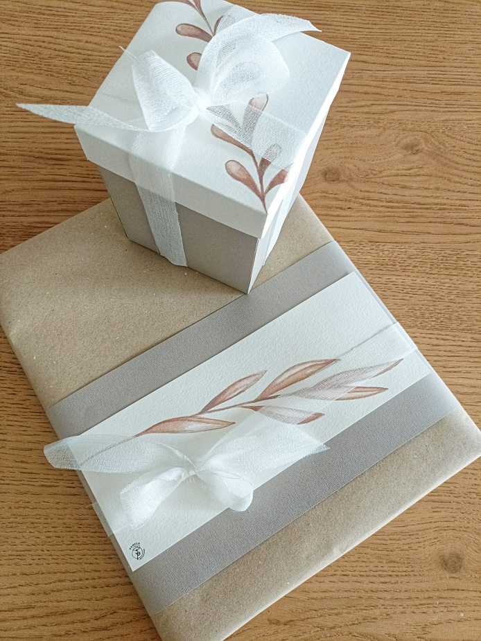 scatola fatta a mano e dipinta ad acquerello per confezione regalo